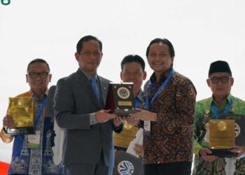 WAKIL Gubernur Kalimantan Selatan, Hasnuryadi Sulaiman saat menerima penghargaan nasional sebagai terbaik sebagai pembina kabupaten/kota dalam kinerja pengelolaan sampai tahun 2026 yang diserahkan Menteri Lingkungan Hidup, Hanif Faisol Nurrofiq di Jakarta.