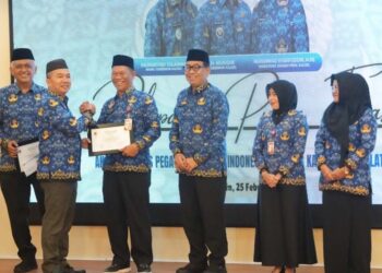 SEKDAPROV Kalimantan Selatan HM Syarifuddin saat menyerahkan piagam penghargaan kepada anggota Korpri di lingkungan Pemprov Kalsel yang purnatugas (pensiun).