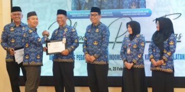 SEKDAPROV Kalimantan Selatan HM Syarifuddin saat menyerahkan piagam penghargaan kepada anggota Korpri di lingkungan Pemprov Kalsel yang purnatugas (pensiun).