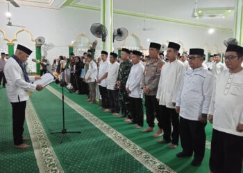 BUPATI Kotabaru saat mengukuhkan Panitia Penyelenggara MTQ Nasional ke-56 tingkat Kabupaten Kotabaru di Kecamatan Pulau Laut Selatan, Rabu (25/2).