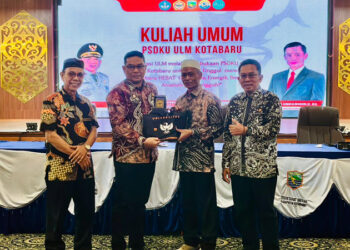 SEKDA Kotabaru berfoto bersama usai menghadiri kuliah umum yang digelar PSDKU ULM, Kamis (26/2).