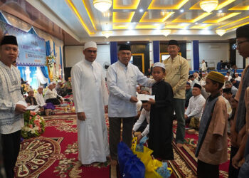 BUPATI Kotabaru H Muhammad Rusli didampingi Wabup Syairi Mukhlis saat menyerahkan santunan kepada 20 anak yatim piatu sebagai wujud kepedulian sosial di Bulan Suci Ramadhan.