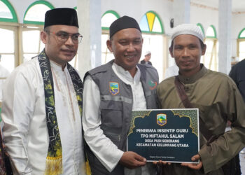 WABUP Kotabaru Syairi Mukhlis berfoto bersama usai memberikan bantuan berupa pemberian penerima insentif untuk guru pada safari ramadhan di Masjid Al Hilal Desa Tanjung Batu, Jumat (27/2).