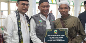 WABUP Kotabaru Syairi Mukhlis berfoto bersama usai memberikan bantuan berupa pemberian penerima insentif untuk guru pada safari ramadhan di Masjid Al Hilal Desa Tanjung Batu, Jumat (27/2).