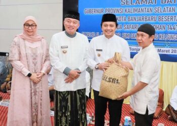 Wakil Gubernur (Wagub) Kalimantan Selatan, H Hasnuryadi Sulaiman saat menyerahkan paket sembako secara simbolis, disaksikan Gubernur Kalsel, H Muhidin dan Wali Kota Banjarbaru, Hj Lisa Halaby disela safari Ramadhan.