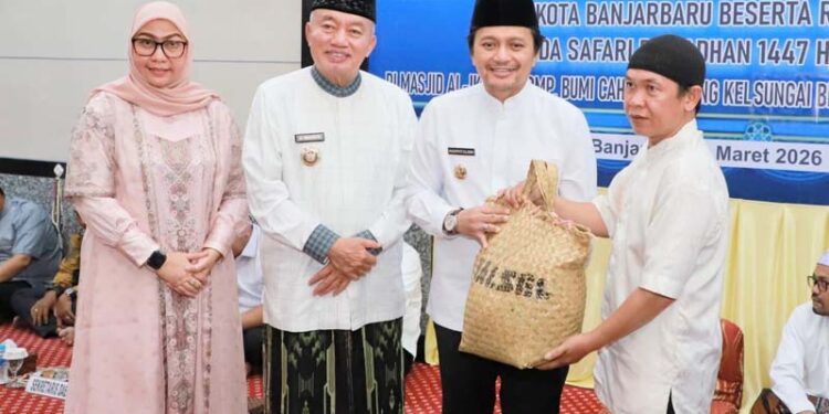 Wakil Gubernur (Wagub) Kalimantan Selatan, H Hasnuryadi Sulaiman saat menyerahkan paket sembako secara simbolis, disaksikan Gubernur Kalsel, H Muhidin dan Wali Kota Banjarbaru, Hj Lisa Halaby disela safari Ramadhan.