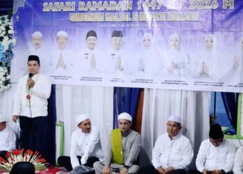 Staf Ahli Gubernur Bidang Ekonomi dan Pembangunan, Miftahul Chair saat membacakan sambutan tertulis Gubernur Kalsel pada safari Ramadhan perdana 1447 Hijriyah di Desa Purai, Kecamatan Beruntung Baru, Kabupaten Banjar