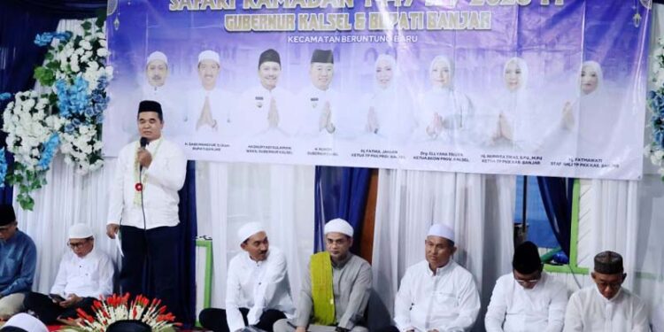 Staf Ahli Gubernur Bidang Ekonomi dan Pembangunan, Miftahul Chair saat membacakan sambutan tertulis Gubernur Kalsel pada safari Ramadhan perdana 1447 Hijriyah di Desa Purai, Kecamatan Beruntung Baru, Kabupaten Banjar