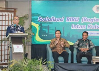 Sekdaprov Kalimantan Selatan, HM Syarifuddin saat menyampaikan sambutan dan membuka sosialisasi Regional Investor Relations Unit (RIRU) tahun 2026