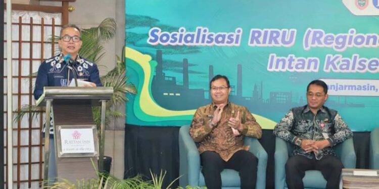 Sekdaprov Kalimantan Selatan, HM Syarifuddin saat menyampaikan sambutan dan membuka sosialisasi Regional Investor Relations Unit (RIRU) tahun 2026
