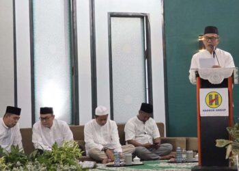SEKDAPROV Kalimantan Selatan, HM Syarifuddin saat menyerahkan santunan kepada anak yatim piatu, disela berbuka puasa bersama PT Barito Putera Plantation (BPP) di Kabupaten Barito Kuala (Batola).