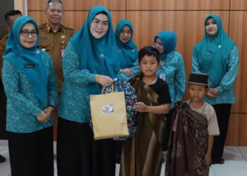 Ketua Bidang Pembinaan Karakter Keluarga sekaligus Ketua DWP Kalsel, Hj Masrupah Syarifuddin secara simbolis menyerahkan bingkisan bagi anak yang mengikuti sunatan massal di Kabupaten Banjar, dalam rangkaian Safari Ramadan TP PKK Kalsel