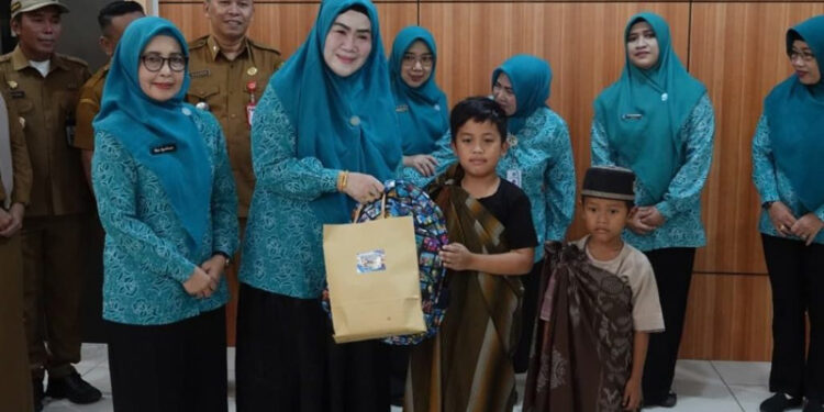 Ketua Bidang Pembinaan Karakter Keluarga sekaligus Ketua DWP Kalsel, Hj Masrupah Syarifuddin secara simbolis menyerahkan bingkisan bagi anak yang mengikuti sunatan massal di Kabupaten Banjar, dalam rangkaian Safari Ramadan TP PKK Kalsel