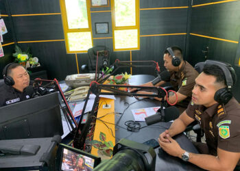 KASUBSI I Kejari Kotabaru Mufti Mukarromi SH dan Penelaah Penuntutan Kejari Kotabaru M Bayu Nugroho SH saat menjadi narasumber dalam program dialog interaktif Hallo Kotabaru di Radio Gema Saijaan 102 FM, Selasa (3/3).