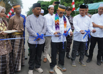 BUPATI Kotabaru H Muhammad Rusli saat melakukan pemotongan pita peresmian jalan di Desa Teluk Tamiang, Kecamatan Pulau Laut Tanjung Selayar, Rabu (4/3).