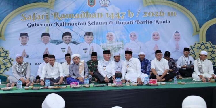 Gubernur Kalimantan Selatan, H Muhidin bersama rombongan Berbuka Puasa Bersama Ribuan Warga Batola di kawasan ruang terbuka hijau (RTH) Jembatan Barito, Kabupaten Barito Kuala.