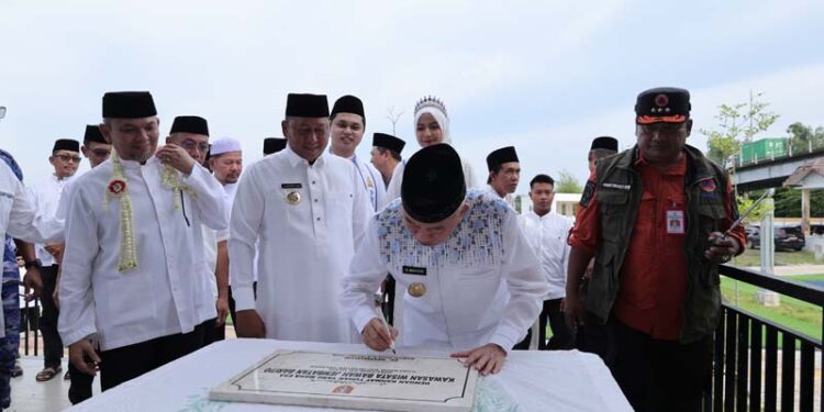 GUBERNUR Kalimantan Selatan H Muhidin didampingi Bupati Batola H Bahrul Ilmi, menandatangani prasasti sebagai tanda diresmikannya kawasan wisata Jembatan Barito sebagai salah satu destinasi wisata.