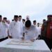 GUBERNUR Kalimantan Selatan H Muhidin didampingi Bupati Batola H Bahrul Ilmi, menandatangani prasasti sebagai tanda diresmikannya kawasan wisata Jembatan Barito sebagai salah satu destinasi wisata.