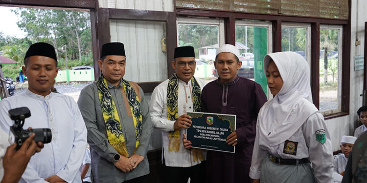 WABUP Kotabaru Syairi Mukhlis saat menyerahkan bantuan berupa insentif guru Taman Pendidikan Quran Riyadhul Ulum Desa Mekarpura di Masjid Al-Musamahah, Kecamatan Pulau Laut Tengah, Sabtu (7/3).