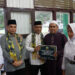 WABUP Kotabaru Syairi Mukhlis saat menyerahkan bantuan berupa insentif guru Taman Pendidikan Quran Riyadhul Ulum Desa Mekarpura di Masjid Al-Musamahah, Kecamatan Pulau Laut Tengah, Sabtu (7/3).
