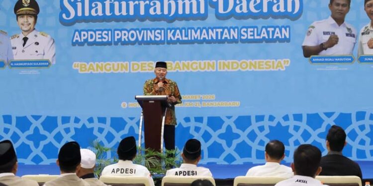 Gubernur Kalimantan Selatan, H Muhidin saat menyampaikan sambutan pada pertemuan dengan kepala desa atau pembakal yang tergabung dalam Asosiasi Pemerintahan Desa Seluruh Indonesia (APDESI) Kalsel di Banjarbaru