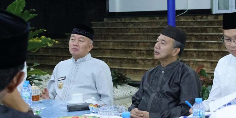 GUBERNUR Kalimantan Selatan H Muhidin didampingi Sekdaprov HM Syarifuddin saat memimpin pertemuan bersama sejumlah lembaga terkait dalam rangka pengendalian inflasi di daerah.