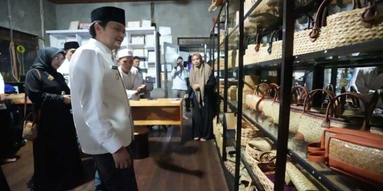 Wakil Gubernur (Wagub) Kalimantan Selatan, H Hasnuryadi Sulaiman saat melihat produk UMKM di Galeri Kembang Ilung, di Desa Banyu Hirang, Kabupaten Hulu Sungai Utara (HSU)