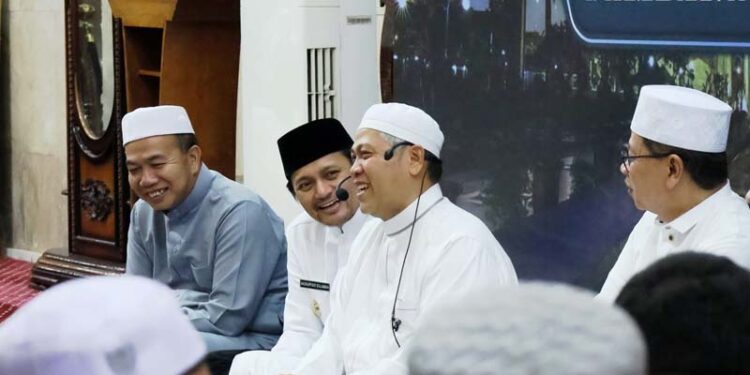 Wakil Gubernur (Wagub) Kalimantan Selatan, Hasnuryadi Sulaiman didampingi Sekdaprov, HM Syarifuddin turut mengikuti peringatan malam Nuzulul Qur’an bersama para habaib, ulama dan masyarakat lainnya, di Masjid Raya Sabilal Muhtadin Banjarmasin