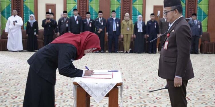 SEKDAPROV Kalimantan Selatan HM Syarifuddin ketika menyaksikan penandatanganan berita acara pelantikan pejabat fungsional di lingkungan Pemprov Kalsel di Banjarbaru.