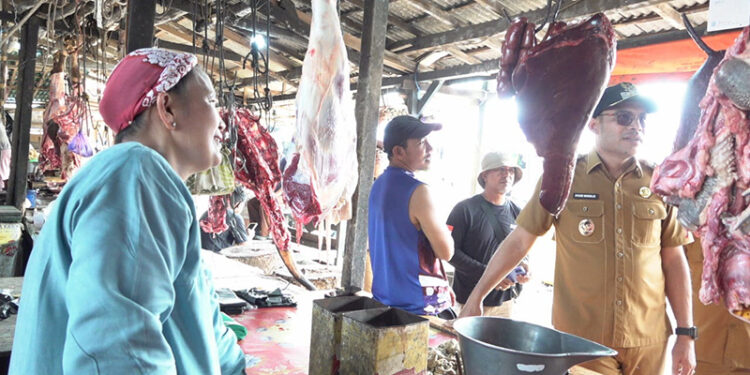 WABUP Kotabaru Syairi Mukhlis saat berdialog dengan pedagang ketika melakukan survei harga bapokting di Pasar Kemakmuran, Selasa (10/3).