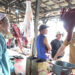 WABUP Kotabaru Syairi Mukhlis saat berdialog dengan pedagang ketika melakukan survei harga bapokting di Pasar Kemakmuran, Selasa (10/3).