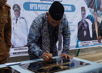 BUPATI Kotabaru H Muhammad Rusli saat menandatangani peresmian lima puskesmas yang dipusatkan di Desa Sungai Kupang, Kecamatan Kalumpang Hulu.