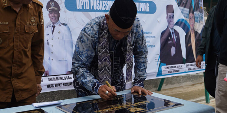 BUPATI Kotabaru H Muhammad Rusli saat menandatangani peresmian lima puskesmas yang dipusatkan di Desa Sungai Kupang, Kecamatan Kalumpang Hulu.
