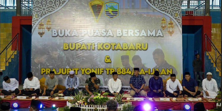 YONIF TP 884/Sa-ijaan saat menggelar acara buka puasa bersama di Indoor Basket Kotabaru, Selasa (10/3).