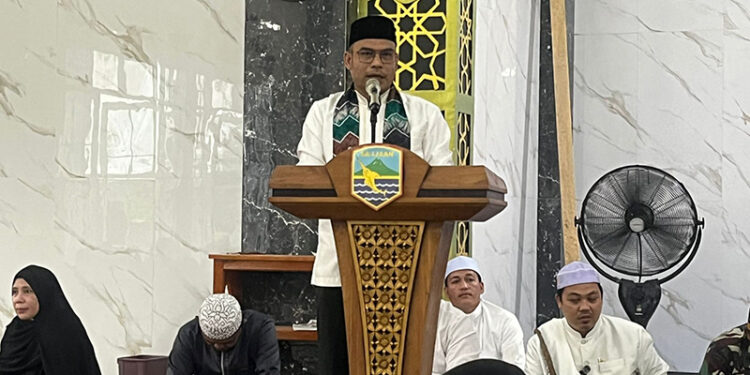 WABUP Kotabaru Syairi Mukhlis saat memberikan sambutan pada kegiatan safari ramadhan di Masjid Al Munawarah, Desa Sungai Kupang, Kecamatan Kelumpang Hulu, Selasa (10/3) sore.