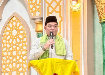 SEKDA Kotabaru Eka Saprudin saat memberikan sambutan pada safari ramadhan di Masjid Jami Ar-Rahman, Desa Sungai Bali, Kecamatan Pulau Sebuku, Rabu (11/3).