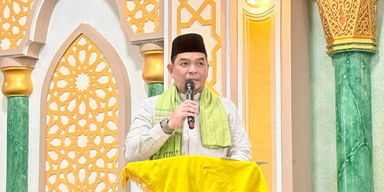 SEKDA Kotabaru Eka Saprudin saat memberikan sambutan pada safari ramadhan di Masjid Jami Ar-Rahman, Desa Sungai Bali, Kecamatan Pulau Sebuku, Rabu (11/3).