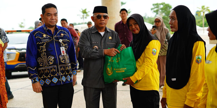 BUPATI Kotabaru H Muhammad Rusli saat menyerahkan paket sembako kepada petugas lapangan DLH.