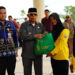 BUPATI Kotabaru H Muhammad Rusli saat menyerahkan paket sembako kepada petugas lapangan DLH.