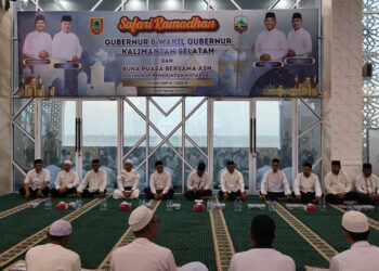 PEMPROV Kalsel saat menggelar safari ramadhan di Kotabaru di Masjid Apung Siring Laut, Kamis (12/3).