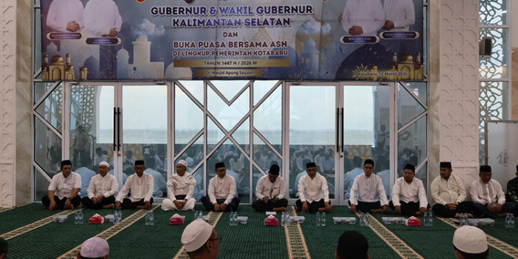 PEMPROV Kalsel saat menggelar safari ramadhan di Kotabaru di Masjid Apung Siring Laut, Kamis (12/3).