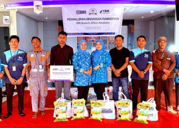 YBM BRI bersama IWABRI Kotabaru saat menyalurkan paket sembako dhuafa ramadhan, Jumat (13/3).
