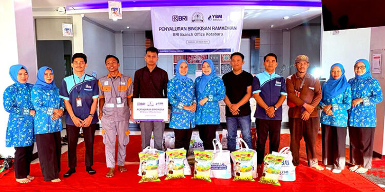 YBM BRI bersama IWABRI Kotabaru saat menyalurkan paket sembako dhuafa ramadhan, Jumat (13/3).