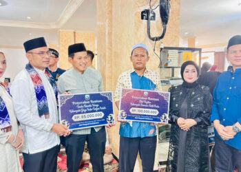 WABUP Kotabaru Syairi Mukhlis saat menyerahkan sejumlah bantuan pada safari ramadhan di di Masjid Al-Amin, Desa Serongga, Kecamatan Kelumpang Hilir, Jumat (13/3).