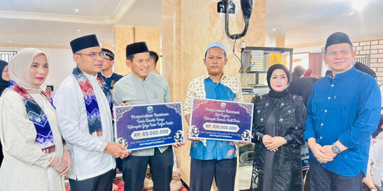 WABUP Kotabaru Syairi Mukhlis saat menyerahkan sejumlah bantuan pada safari ramadhan di di Masjid Al-Amin, Desa Serongga, Kecamatan Kelumpang Hilir, Jumat (13/3).