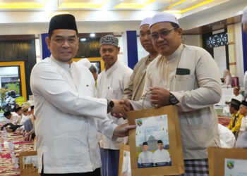 SEKDA Kotabaru H Eka Saprudin saat menyerahkan bingkisan kepada guru agama dan ustadz saat bukber di Gedung Paris Barantai, Jumat (13/3).