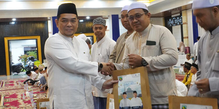 SEKDA Kotabaru H Eka Saprudin saat menyerahkan bingkisan kepada guru agama dan ustadz saat bukber di Gedung Paris Barantai, Jumat (13/3).