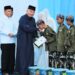 GUBERNUR Kalimantan Selatan H Muhidin saat menyerahkan bingkisan pada sejumlah anak yatim, disela silaturrahmi dan berbuka puasa bersama Pangdam XXII Tambun Bungai, Mayjen TNI Zainul Arifin, di Makorem 101 Antasari di Banjarmasin.