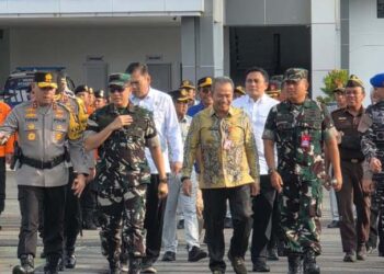 Sekdaprov Kalimantan Selatan, HM Syarifuddin saat menghadiri apel gabungan Operasi “Ketupat Intan 2026” dalam rangka mendukung kelancaran arus mudik serta memberikan rasa aman dan nyaman bagi masyarakat yang akan merayakan Idul fitri 1447 Hijriah