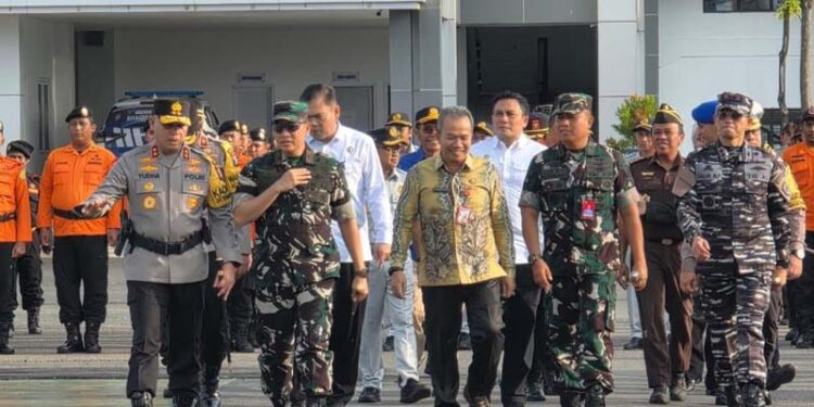 Sekdaprov Kalimantan Selatan, HM Syarifuddin saat menghadiri apel gabungan Operasi “Ketupat Intan 2026” dalam rangka mendukung kelancaran arus mudik serta memberikan rasa aman dan nyaman bagi masyarakat yang akan merayakan Idul fitri 1447 Hijriah